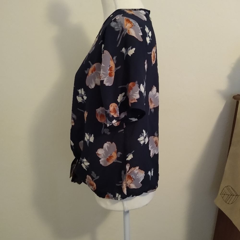 Size S Sienna Sky navy floral short sleeve top - Picture 5 of 6